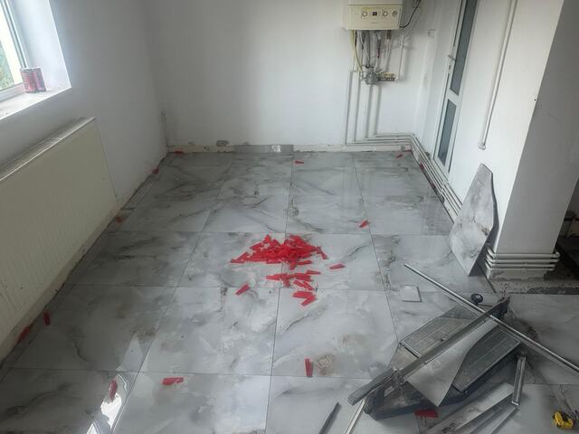 Gresie în curs de montaj, cu distanțieri