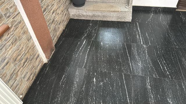 Gresie neagră și placaj decorativ din piatră